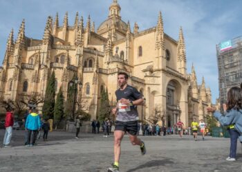 Corredores pasando a los pies del Alcázar durante la pasada Media Maratón de Segovia. / E.A.