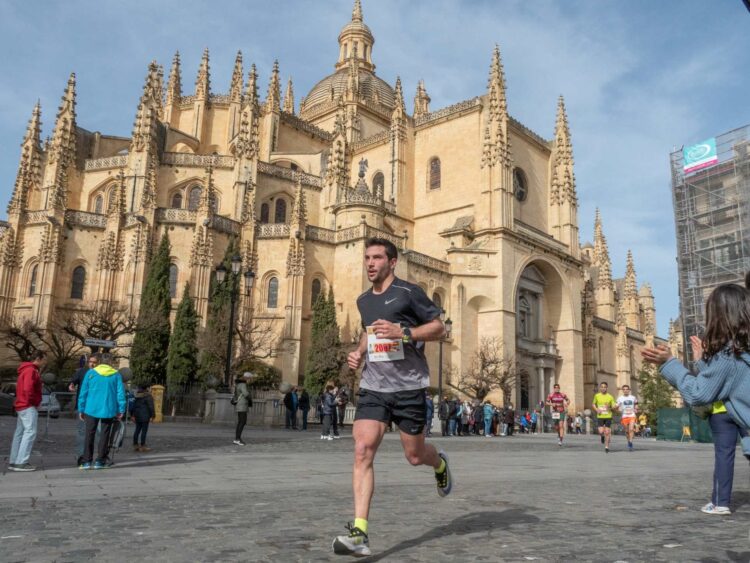 Corredores pasando a los pies del Alcázar durante la pasada Media Maratón de Segovia. / E.A.