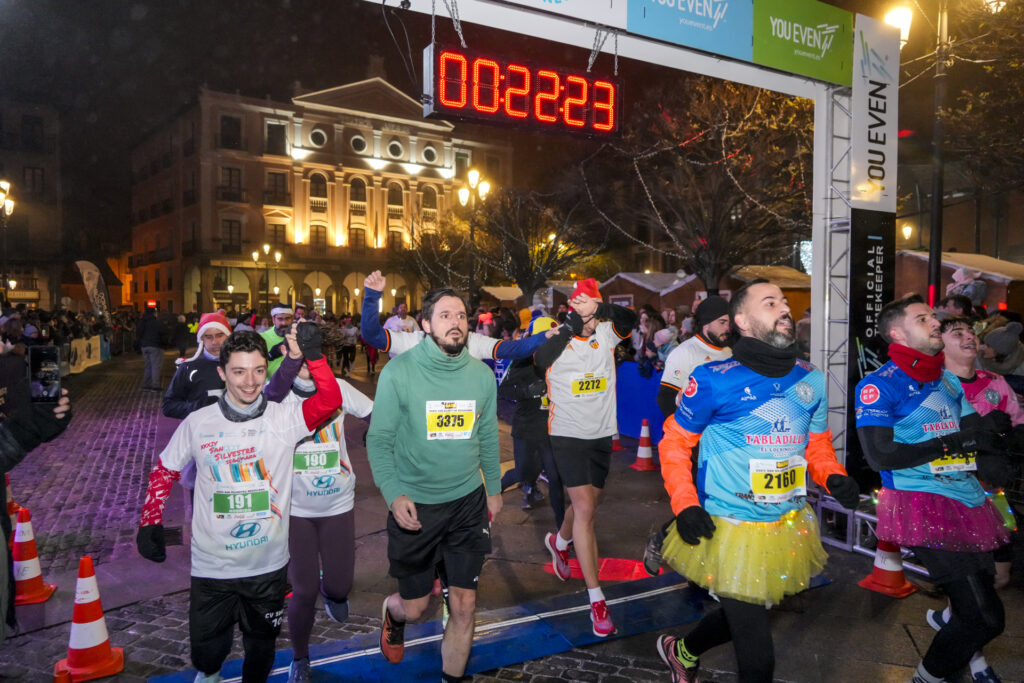 Varios corredores llegando a la meta de la San Silvestre segoviana 2024.