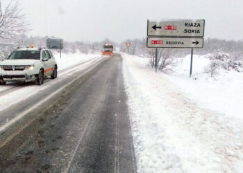 En la imagen de archivo, una quitanieves trabajando en la carretera./ ICAL