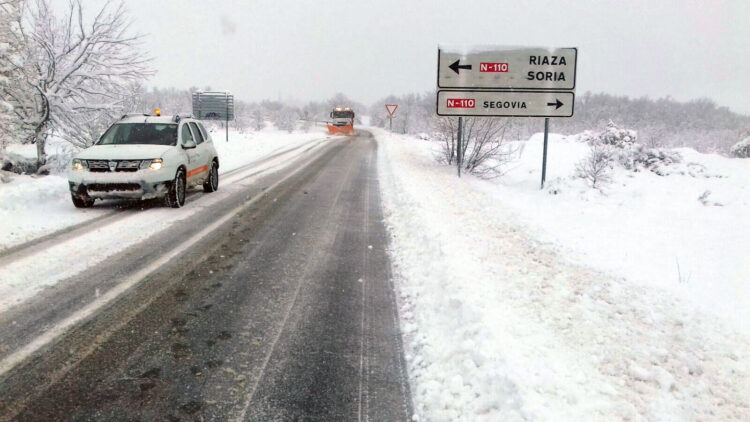 Alerta amarilla por nevadas y temperaturas mínimas 1 En la imagen de archivo, una quitanieves trabajando en la carretera./ ICAL