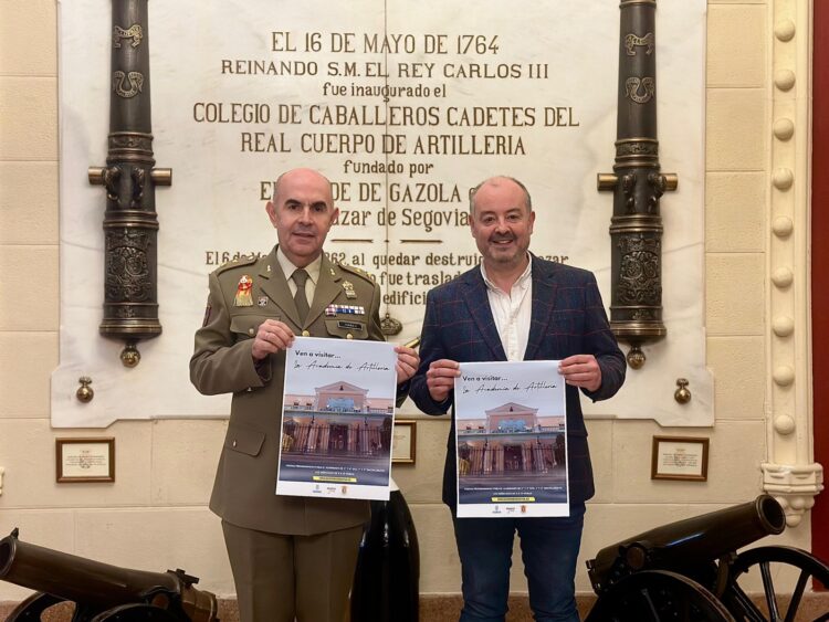 Visitas didácticas a la Academia de Artillería para alumnos de los centros de Segovia 1 El Teniente coronel Luis Miguel Torres Sanz, y el concejal de Educación, Sergio Calleja. / EL ADELANTADO