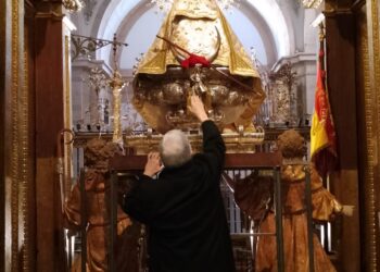 César Franco entrega su pecoral a la Virgen de la Fuencisla.