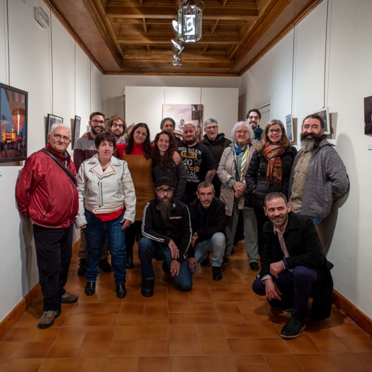 La exposición solidaria ‘Fotógrafos por la DANA’ está cosechando un gran éxito 1 Foto de grupo del día de la inauguración (FOTO: DANIEL COBOS)