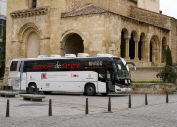 Autobús del Centro de Hemoterapia y Hemodonación situado en la avenida del Acueducto./ E.A.
