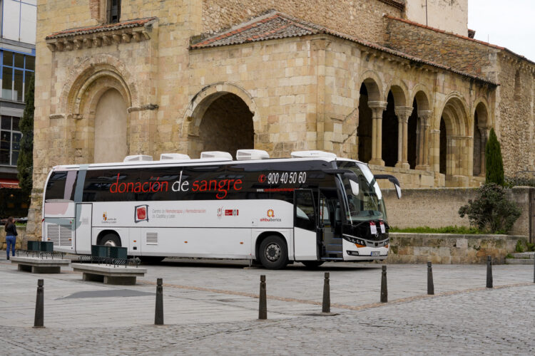 Autobús del Centro de Hemoterapia y Hemodonación situado en la avenida del Acueducto./ E.A.