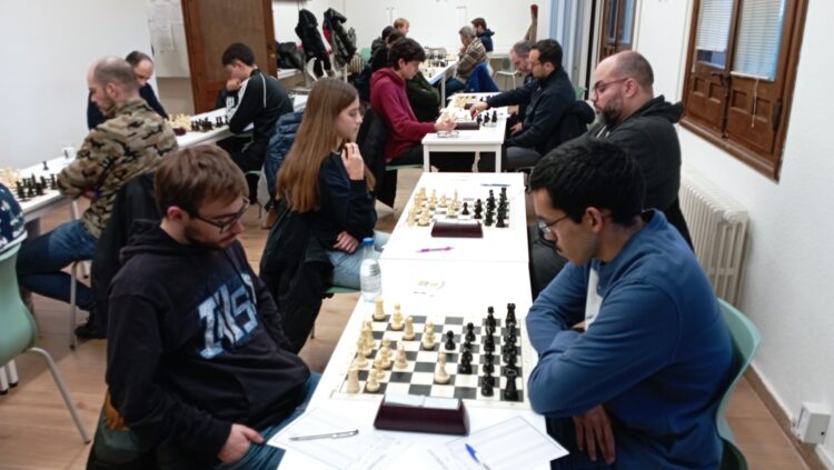 Duelo entre Juan Calvo (a la derecha con negras) y Sebastián Armesto (a la izquierda con blancas).