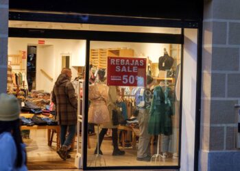 Imagen de archivo de un cartel de rebajas en una tienda de Segovia./ E.A.