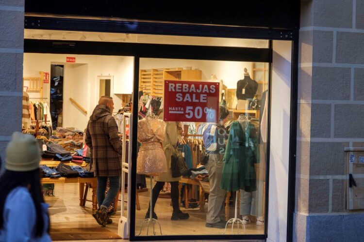 Imagen de archivo de un cartel de rebajas en una tienda de Segovia./ E.A.
