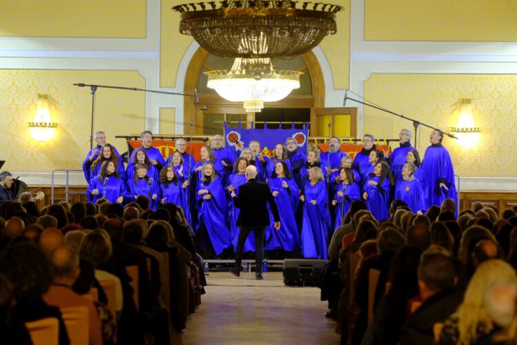 El Coro Góspel Good News realizó una actuación muy enérgica en la Academia de Artillería (FOTO: BEATRIZ SERRANO POLO)