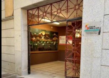 Puerta de entrada al CEIP Domingo de Soto una vez suprimidas las barreras./ AYUNTAMIENTO