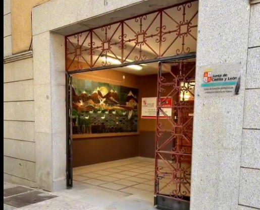 Puerta de entrada al CEIP Domingo de Soto una vez suprimidas las barreras./ AYUNTAMIENTO