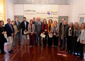 Los nuevos funcionarios de la Diputación posan junto a los cargos de la institución.