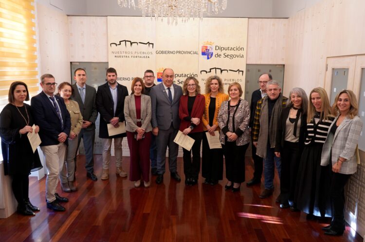 Los nuevos funcionarios de la Diputación posan junto a los cargos de la institución.