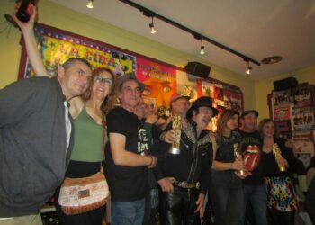 Los premiados, junto a los dueños del bar Santana, tras la entrega de galardones. / FRANCISCO DEL CAÑO