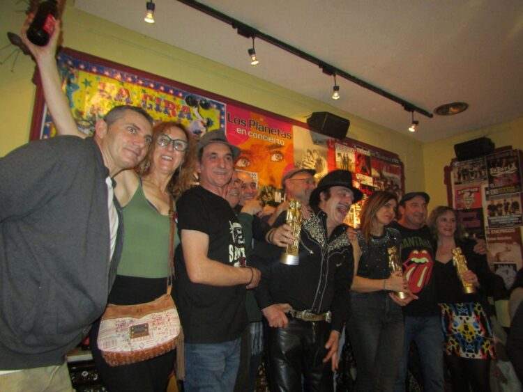 Los premiados, junto a los dueños del bar Santana, tras la entrega de galardones. / FRANCISCO DEL CAÑO