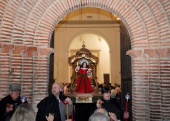 Salida de la procesión del Niño de la Bola de la iglesia de San Miguel.