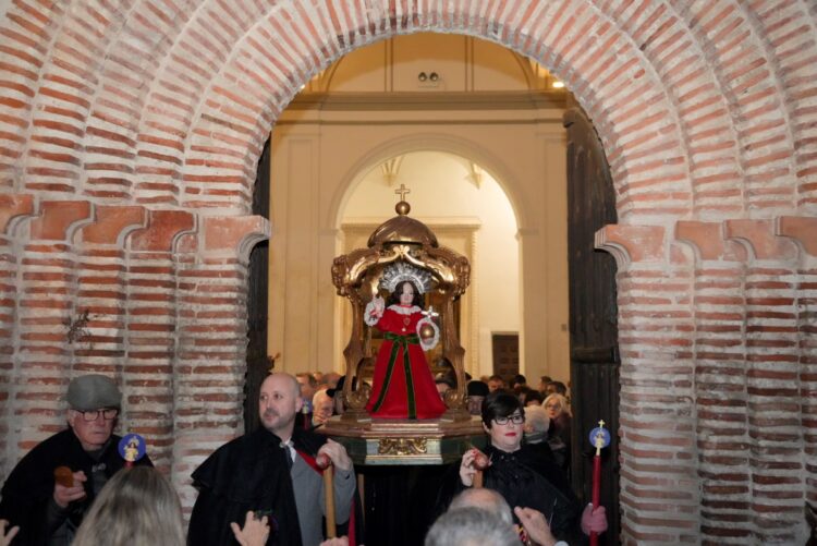 Salida de la procesión del Niño de la Bola de la iglesia de San Miguel.