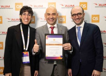 Agostina Blengino (Jr. Manager – Undergraduate Programs), Borja Santos (vicedecano y profesor de IE) y Santiago Sierra (Associate Director IE SPEGA School), en los QS Reimagine Education Awards 2024. / IEU