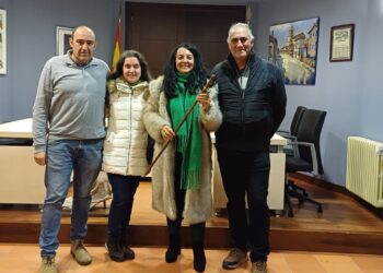La nueva alcaldesa de Otero, con el bastón de mando tras el pleno del Ayuntamiento de Otero./ E.A.