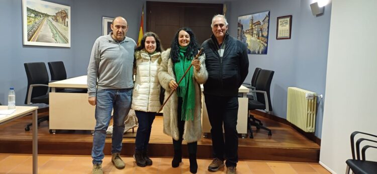 La nueva alcaldesa de Otero, con el bastón de mando tras el pleno del Ayuntamiento de Otero./ E.A.