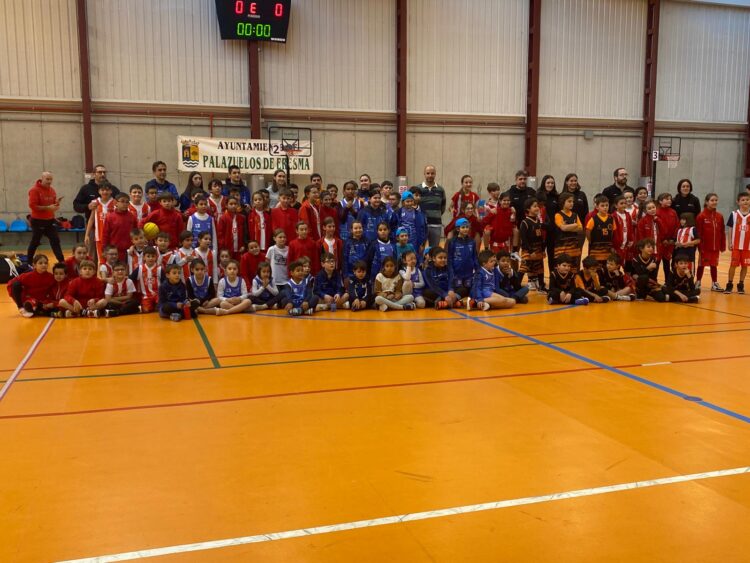 Algunos de los niños y niñas que participaron en el Torneo de Baloncesto