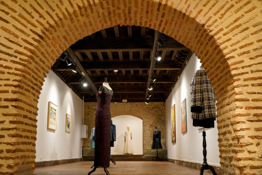 Interior de una de las salas expositivas del Torreón de Lozoya.