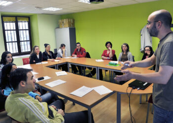 Los interesados pueden dirigirse al Servicio Público de Empleo de Castilla y León para informarse, o consultar la webempleo.jcyl.es. / Kamarero