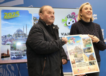 La Vicepresidenta y Consejera de Familia presenta el programa de 2025 junto al Presidente de la Red de Federaciones de Jubilados y Pensionistas de Castilla y León. / Brágimo