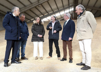La consejera de Agricultura, Ganadería y Desarrollo Rural visita la sede de la Sección Agraria Comarcal (SAC) de Villadiego (Burgos). / Ricardo Ordóñez