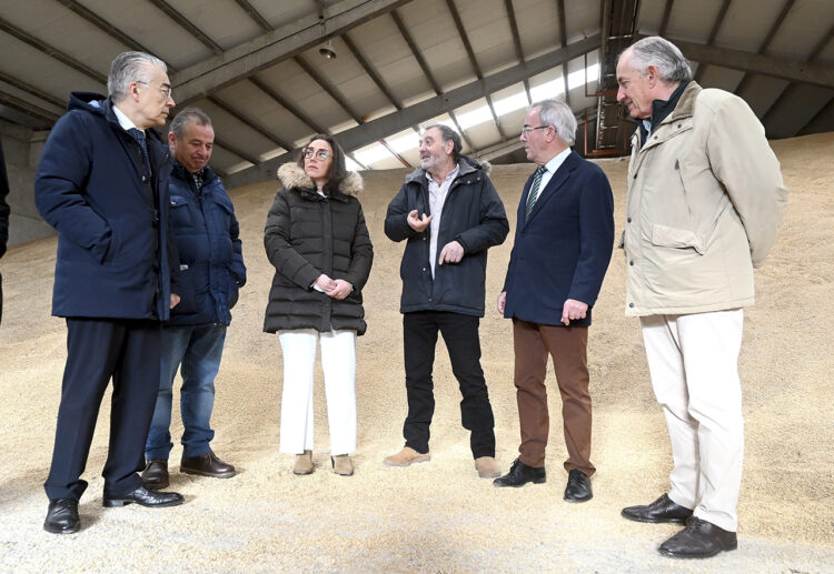 La Consejería de Agricultura creará un grupo de trabajo de la PAC post 27 1 La consejera de Agricultura, Ganadería y Desarrollo Rural visita la sede de la Sección Agraria Comarcal (SAC) de Villadiego (Burgos). / Ricardo Ordóñez