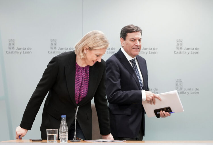 La Junta garantiza sus descuentos al transporte 1 Isabel Blanco y Fernández Carriedo, durante la rueda de prensa posterior al Consejo de Gobierno. / Rubén Cacho