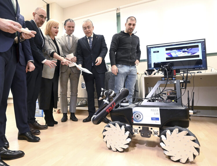 La consejera de Industria, Leticia García, inaugura los laboratorios del proyecto POLEA LAB. / Ricardo Ordóñez