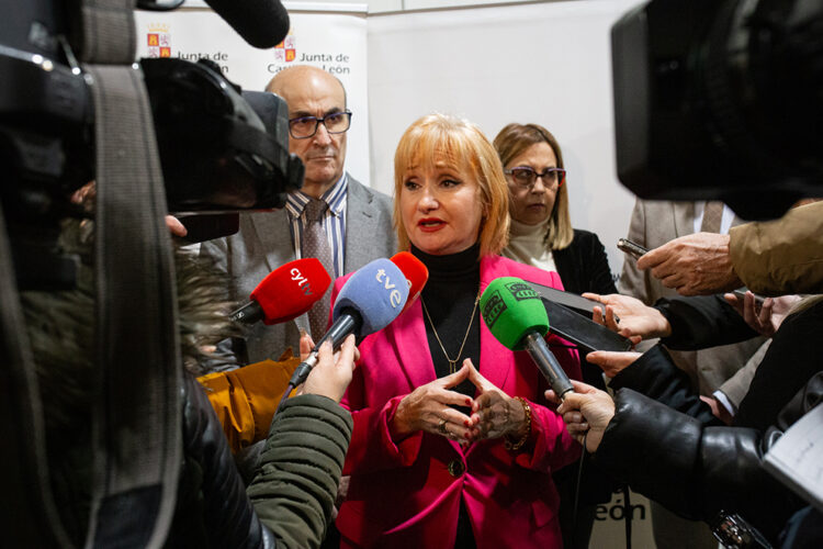 Leticia García presenta el programa de cursos para desempleados y ocupados. / JL Leal