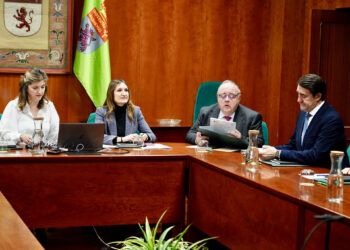 Los consejeros de Educación, Sanidad y Medio Ambiente se reúnen con la rectora de la ULE, Nuria González.