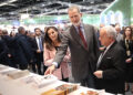 Los reyes junto al consejero de Cultura, Gonzalo Santonja, en el stand de Castilla y León en Fitur 2025. / Juan Lázaro