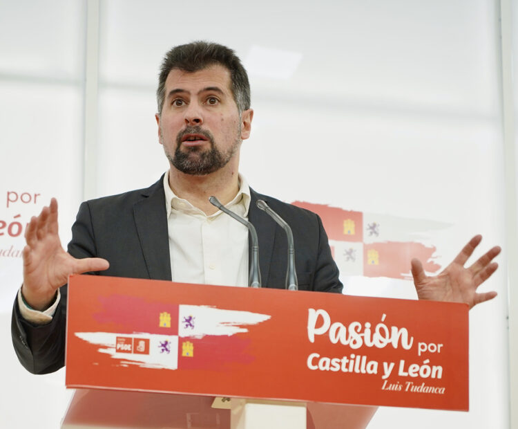 Luis Tudanca anuncia en rueda de prensa que no se presentará a la reelección como Secretario General del PSOE de Castilla y León. / Leticia Pérez