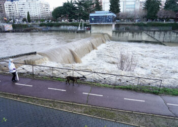 Río Bernesga a su paso por León. / Campillo