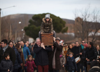 Cada año le toca a una de las dos aldeas custodiar el Arca, el 6 de enero se hace el traslado entre música y danzas. / Concha Ortega