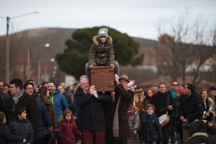 Cada año le toca a una de las dos aldeas custodiar el Arca, el 6 de enero se hace el traslado entre música y danzas. / Concha Ortega