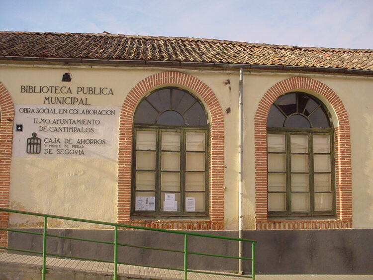Biblioteca municipal de Cantimpalos / E.A.