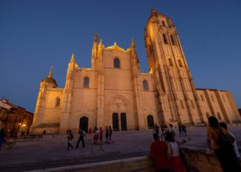 Vista de la Catedral desde el enlosado / KAMARERO