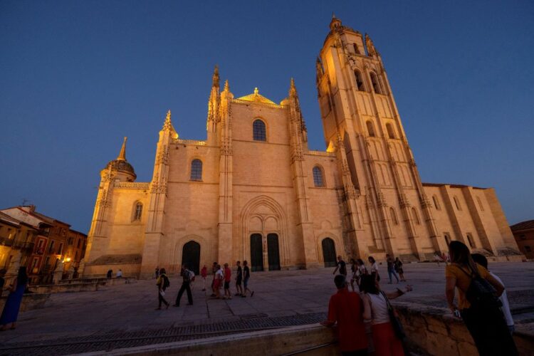 Vista de la Catedral desde el enlosado / KAMARERO