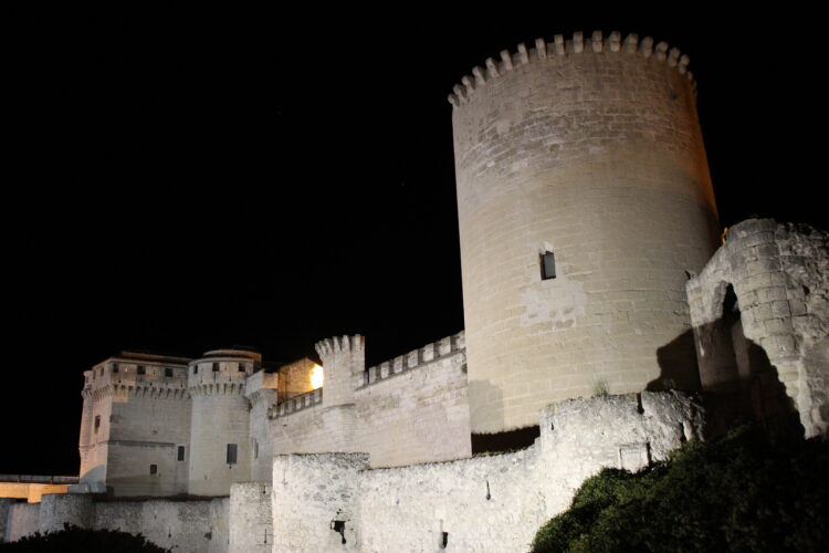 Cuéllar recibe la visita del I Encuentro de Conjuntos Históricos 1 Vista nocturna del Castillo de Cuéllar / E.A.