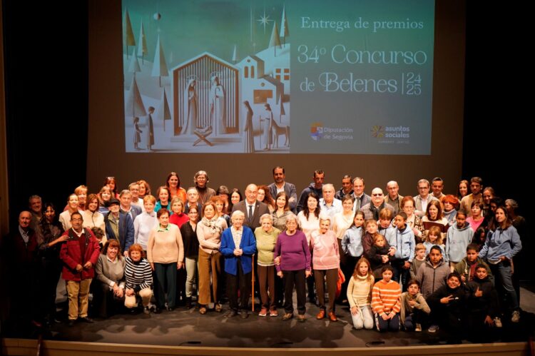 El escenario del Juan Bravo acogió la entrega de premios a los mejores belenes 1 Ganadores del certamen.