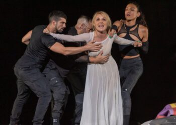 La actriz Cayetana Guillén Cuervo en plena representación teatral.