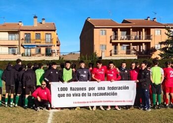 Una de las protestas llevadas a cabo por dos equipos segovianos de fútbol ante la política recaudatoria de la Federación Territorial./ VIRGINIA MATESANZ