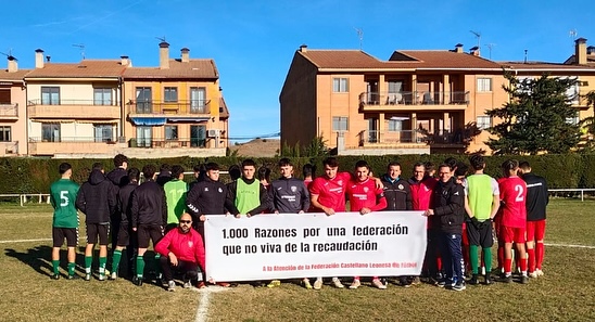 Diálogo sí, avances pocos 1 Una de las protestas llevadas a cabo por dos equipos segovianos de fútbol ante la política recaudatoria de la Federación Territorial./ VIRGINIA MATESANZ