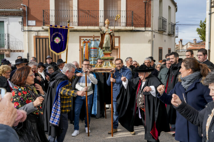 José María Bravo y Frutos González bailan una jota a San Blas.