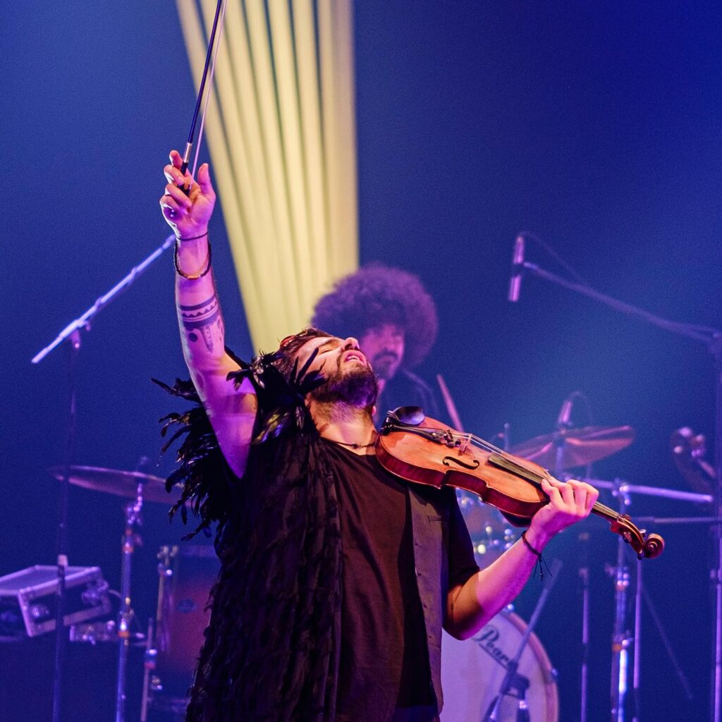 Strad, el violinista rebelde, llegará con su gira ‘Icaro’